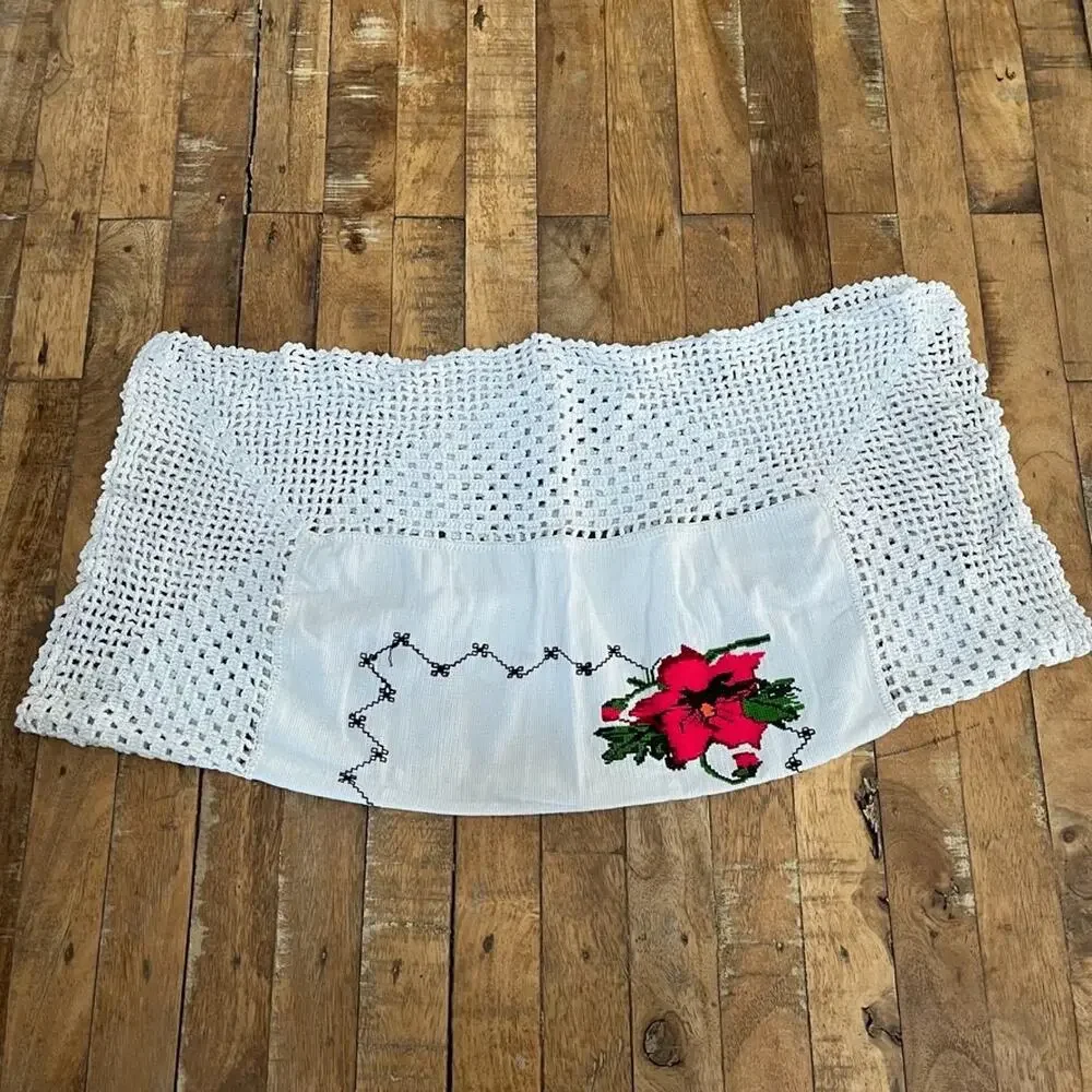 Embroidered Poinsettia Mexican Tortilla Servilleta Crochet Border 21 x 22in
